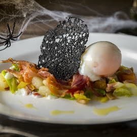 Pastel de puerro y patata con huevo y telaraña negra