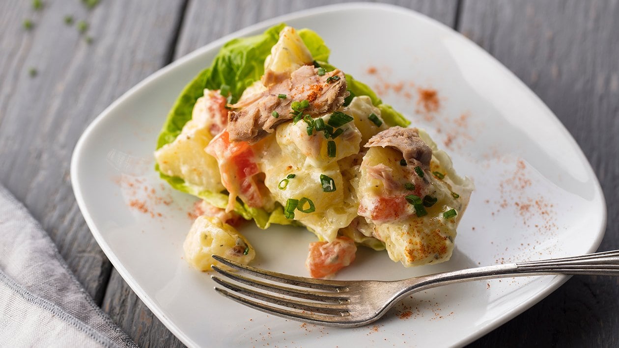 Patatas de cebollino, atún y cogollos con salsa deluxe y tomate – - Receta - UFS
