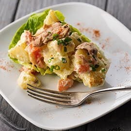Patatas de cebollino, atún y cogollos con salsa deluxe y tomate Patatas de cebollino, atún y cogollos con salsa deluxe y tomate