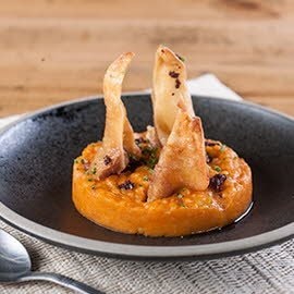 Patatas revolconas con oreja de cochinillo crujiente y tapenade Patatas revolconas con oreja de cochinillo crujiente y tapenade