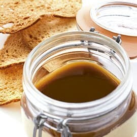 Paté muy cremoso de foie gras con gelatina de ternera y pan crujiente Paté muy cremoso de foie gras con gelatina de ternera y pan crujiente