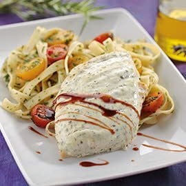 Pechuga marinada con yogur y finas hierbas en ensalada