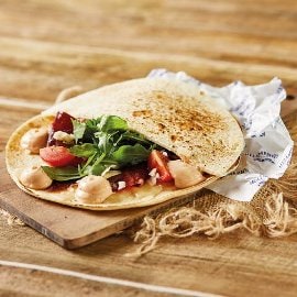 Piadina de cecina rúcula y parmesano con mayonesa de tomate semiseco Piadina de cecina rúcula y parmesano con mayonesa de tomate semiseco