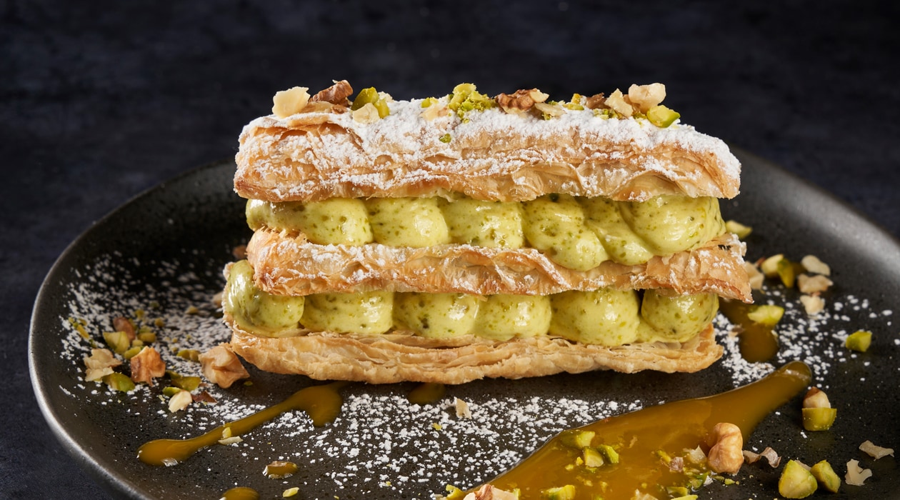 Milhojas de crema de pistacho y salsas de mango – - Receta - UFS