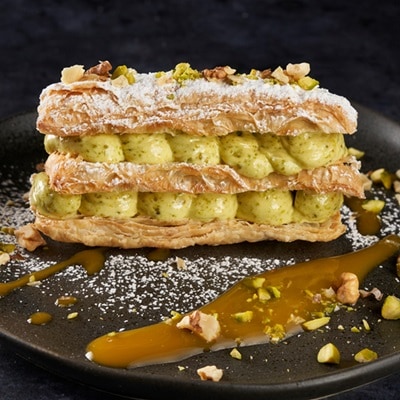 Milhojas de crema de pistacho y salsas de mango Milhojas de crema de pistacho y salsas de mango