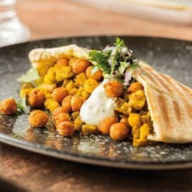 Pita vegana de berenjena y garbanzos con salsa de finas hierbas Pita vegana de berenjena y garbanzos con salsa de finas hierbas