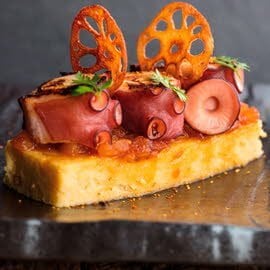 Pulpo, polenta, compota de tomate y alioli de pimentón Pulpo, polenta, compota de tomate y alioli de pimentón