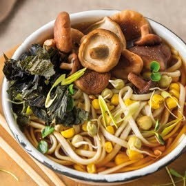 Ramen japonés de miso, setas shiitake y alga wakame Ramen japonés de miso, setas shiitake y alga wakame