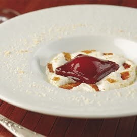 Ravioli de frutos rojos rellenos de coco en carbonara dulce Ravioli de frutos rojos rellenos de coco en carbonara dulce