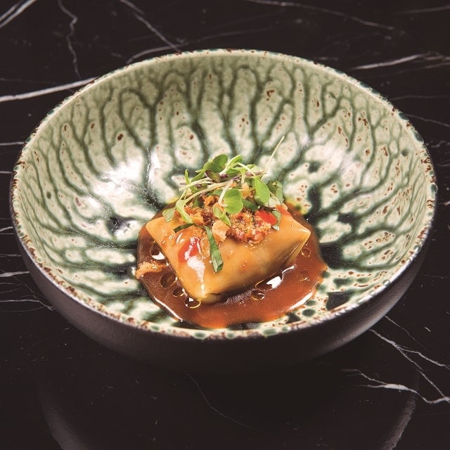 Ravioli de mollejas de ternera y curry con tomate, queso y albahaca Ravioli de mollejas de ternera y curry con tomate, queso y albahaca