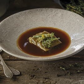 Ravioli de rabo de toro con jugo de carne y toque eléctrico Ravioli de rabo de toro con jugo de carne y toque eléctrico