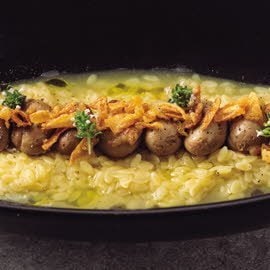 Riñones de conejo al jerez sobre un guiso de pasta Riñones de conejo al jerez sobre un guiso de pasta