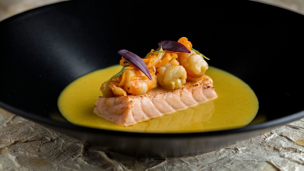 Salmón confitado con suave salsa de curry y guiso de langostinos – - Receta - UFS