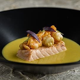 Salmón confitado con suave salsa de curry y guiso de langostinos Salmón confitado con suave salsa de curry y guiso de langostinos