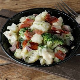 Salteado de frutas de la huerta y láminas de bacón
