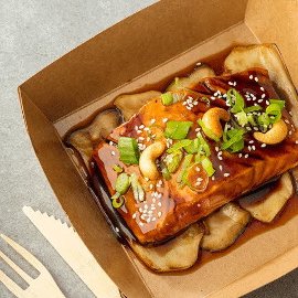Setas de cardo teriyaki, filetes de salmóny chips de raíz de loto