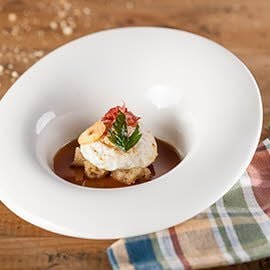 Sopa castellana con huevo a baja temperatura y pan crujiente Sopa castellana con huevo a baja temperatura y pan crujiente
