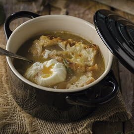 Sopa de cebolla tradicional con huevo poche de corral