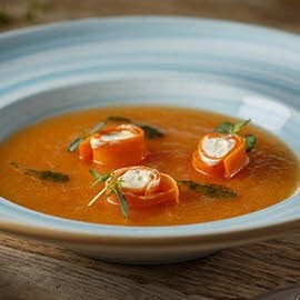 Sopa de melón cantaloup con jengibre, rollitos de zanahoria y queso Sopa de melón cantaloup con jengibre, rollitos de zanahoria y queso