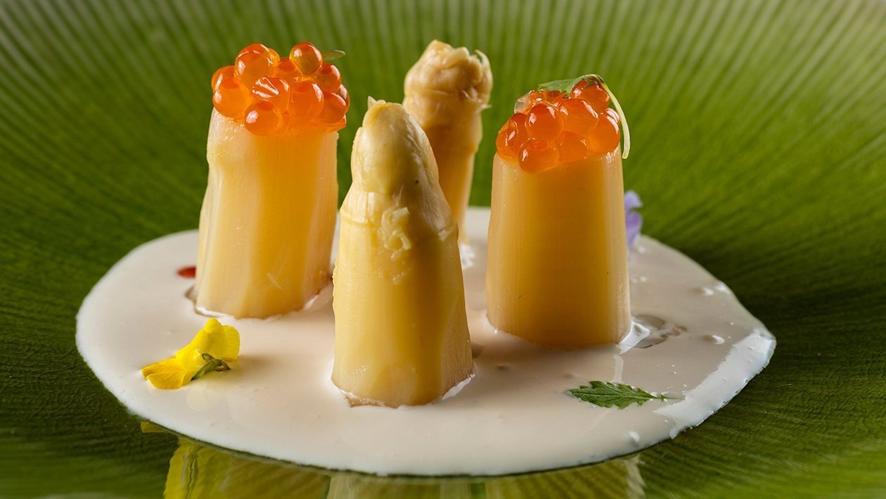 Sopa fría de mayonesa Helmman's, coco, soja y menta con espárragos – - Receta - UFS