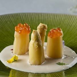 Sopa fría de mayonesa Helmman's, coco, soja y menta con espárragos