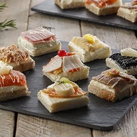 Surtido de canapés elaborados con queso crema y Hellmann's Surtido de canapés elaborados con queso crema y Hellmann's