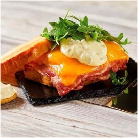 Sándwich cubano con mayonesa de pepinillo y mostaza Sándwich cubano con mayonesa de pepinillo y mostaza