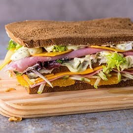 Sándwich de cheedar, jamón, ensalada fresca y mayonesa de salsa deluxe Sándwich de cheedar, jamón, ensalada fresca y mayonesa de salsa deluxe