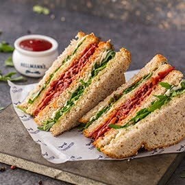 Sándwich de pastrami macerado en salsa barbacoa y cilantro fresco Sándwich de pastrami macerado en salsa barbacoa y cilantro fresco