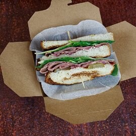 Sándwich de pastrami y encurtidos con salsa mayonesa de mostaza Sándwich de pastrami y encurtidos con salsa mayonesa de mostaza