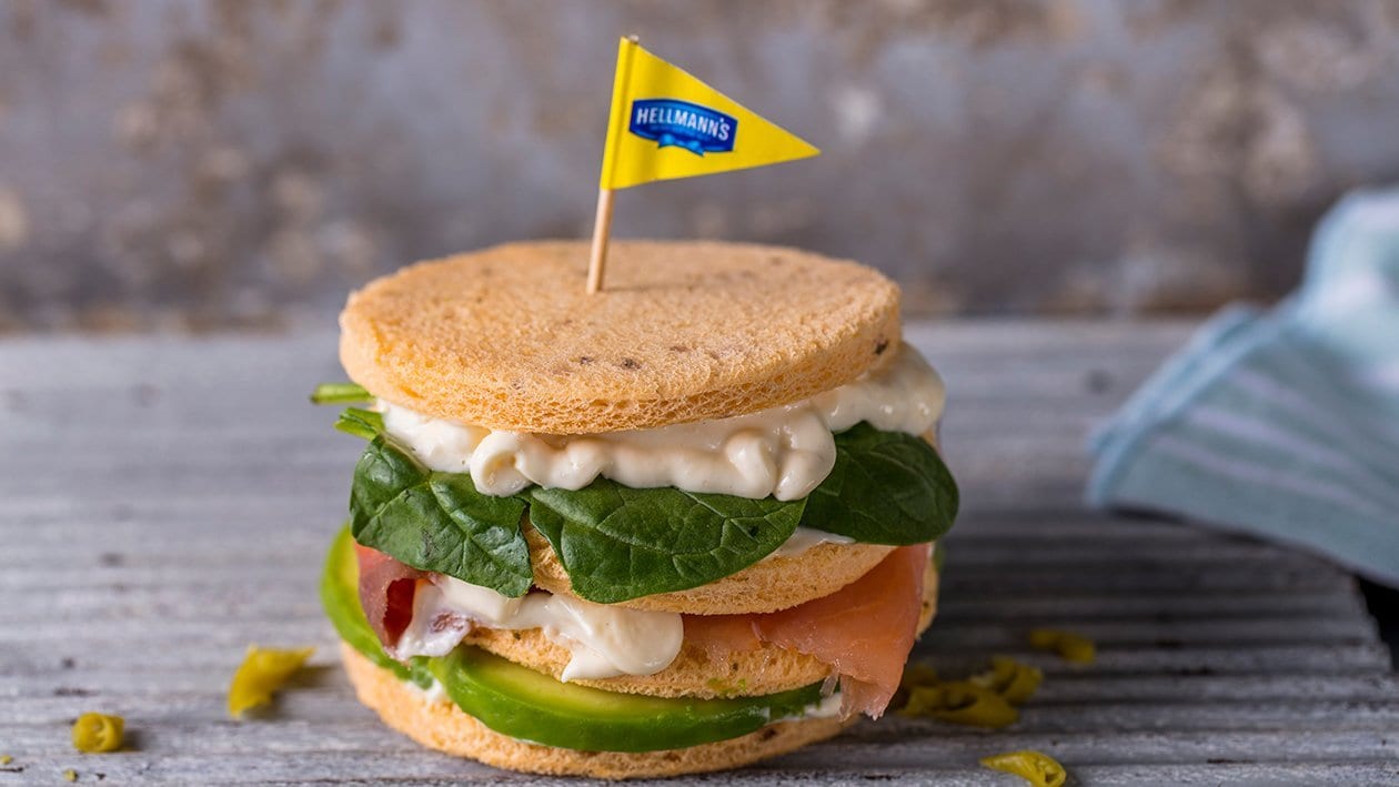 Sándwich de salmón y aguacate con mayonesa de ajo y alcaparras – - Receta - UFS