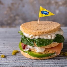 Sándwich de salmón y aguacate con mayonesa de ajo y alcaparras