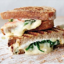 Sándwich tostado con triple de queso