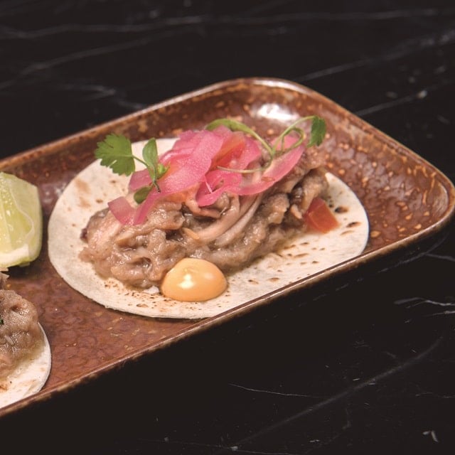 Tacos de codillo de cerdo con salsa “smoked”, pico de gallo, chipotle Tacos de codillo de cerdo con salsa “smoked”, pico de gallo, chipotle