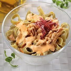 Tagliatelle verde a la crema de pesto rojo Tagliatelle verde a la crema de pesto rojo