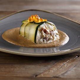 Tarrina de calabacín y queso sobre salsa ligera boletus Tarrina de calabacín y queso sobre salsa ligera boletus