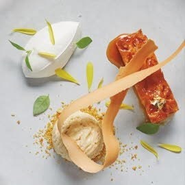 Tarta de hojaldre, helado de vainilla  y chantilly Tarta de hojaldre, helado de vainilla  y chantilly