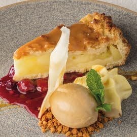 Tarta de manzana con helado de spéculoos, frutos rojos y toffee Tarta de manzana con helado de spéculoos, frutos rojos y toffee