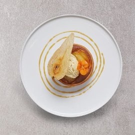 Tarta de manzana y pera en texturas con helado de polvorón Tarta de manzana y pera en texturas con helado de polvorón