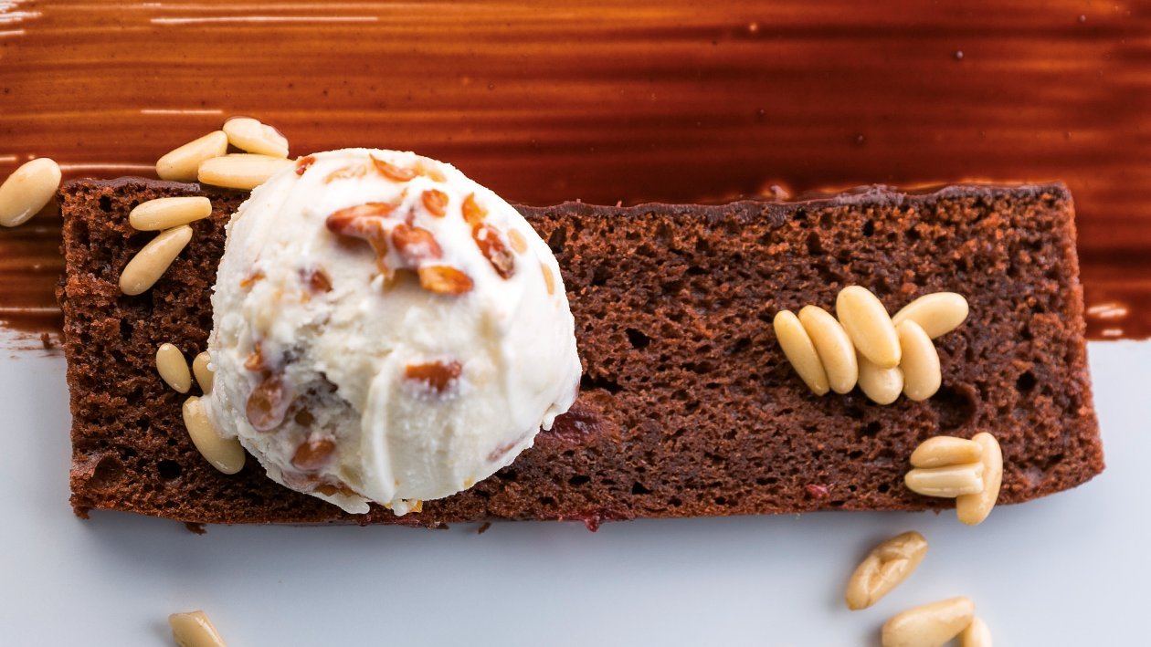 Tarta sacher con helado de nata con piñones – - Receta - UFS Tarta sacher con helado de nata con piñones – - Receta - UFS