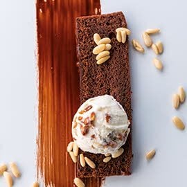 Tarta Sacher con helado de nata y piñones Tarta Sacher con helado de nata y piñones