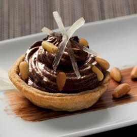 Tartaleta de mousse de chocolate y limón con piñones Tartaleta de mousse de chocolate y limón con piñones