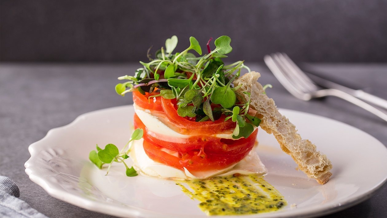 Timbal de tomate y queso, crujiente de pan y vinagreta de mostaza – - Receta - UFS