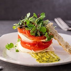 Timbal de tomate y queso, crujiente de pan y vinagreta de mostaza Timbal de tomate y queso, crujiente de pan y vinagreta de mostaza