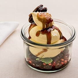 Tiramisú al ron con granada, caramelo salado y nueces de Pecán Tiramisú al ron con granada, caramelo salado y nueces de Pecán