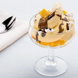 Tiramisú con mango, merengues y sirope de café Tiramisú con mango, merengues y sirope de café