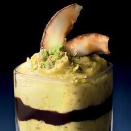 Tiramisú con pistachos y batida de coco Tiramisú con pistachos y batida de coco