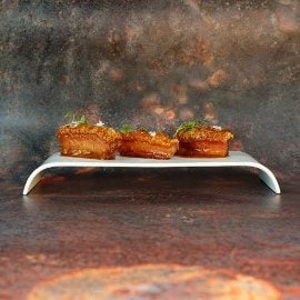 Torreznos de cochinillo con salsa demi glace agridulce y hierbas Torreznos de cochinillo con salsa demi glace agridulce y hierbas