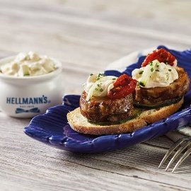 Tosta de cordero con mayonesa de Tzatziki Tosta de cordero con mayonesa de Tzatziki