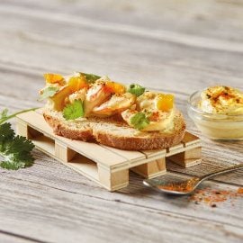 Tosta de langostinos con mayonesa de curry y coco Tosta de langostinos con mayonesa de curry y coco